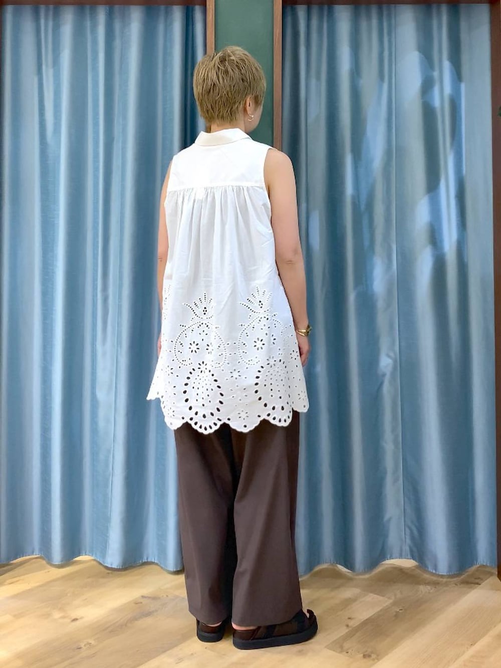 ブラウン系のその他パンツ、ホワイト系のシャツ/ブラウス、ブラウン系のサンダルを着用したレディースの夏コーディネートの5枚目の写真