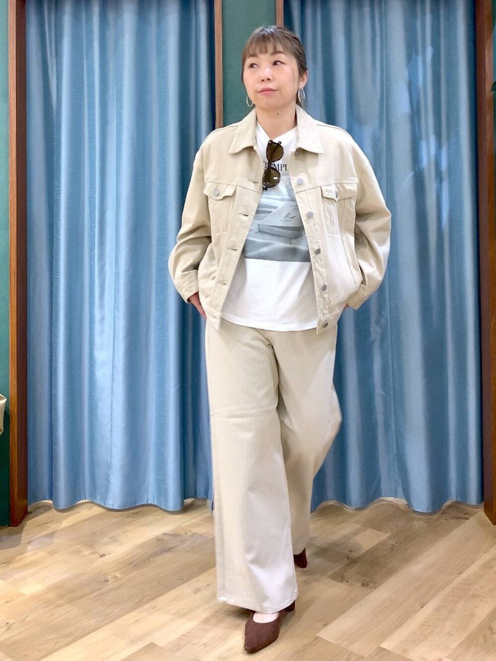 ブラウン系のパンプス、ベージュ系のデニムパンツ、ベージュ系のデニムジャケットを着用したレディースの春コーディネートの4枚目の写真