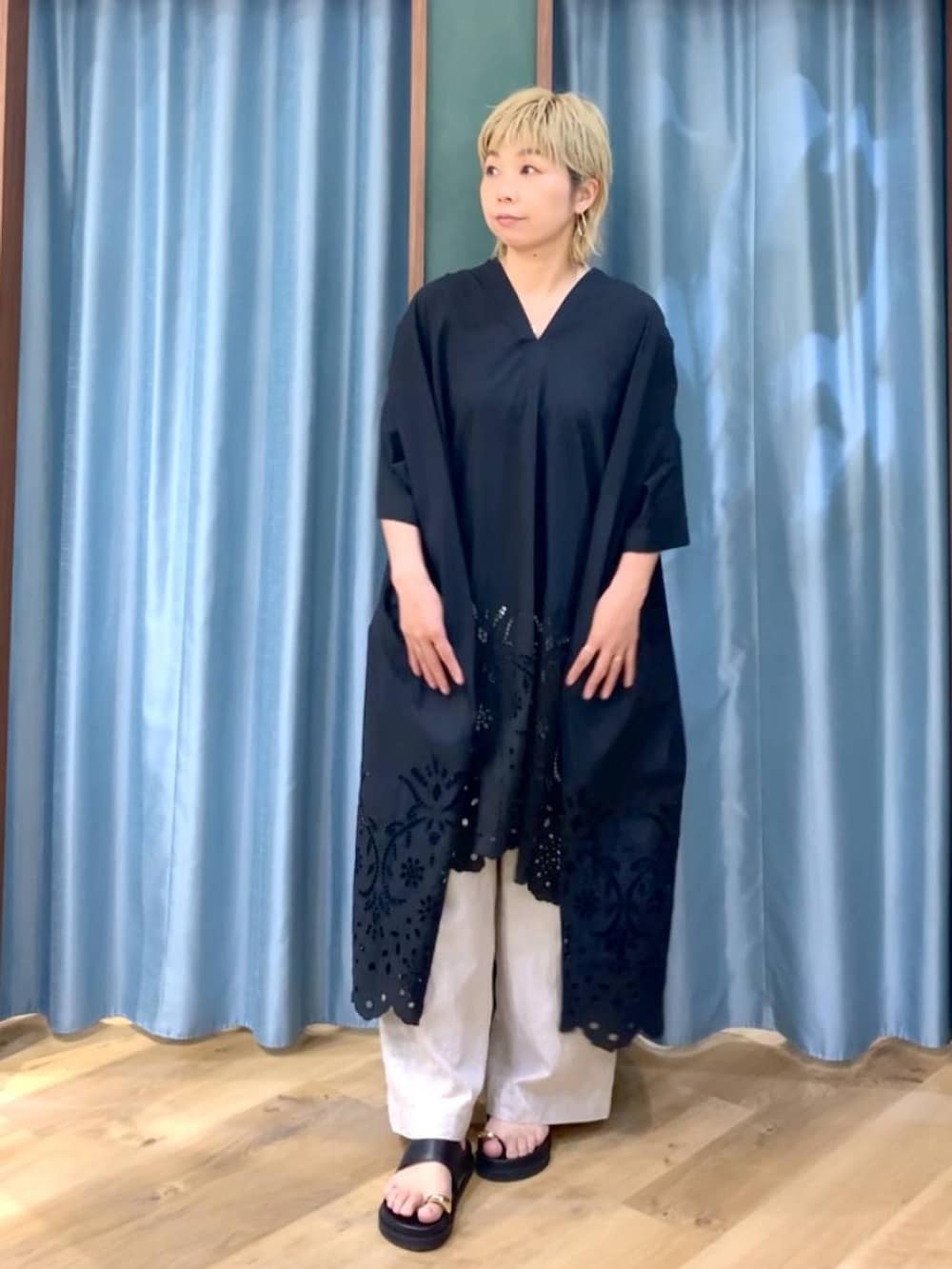 ベージュ系のその他パンツ、ブラック系のサンダル、ブラック系のワンピースを着用したレディースの夏コーディネートの3枚目の写真
