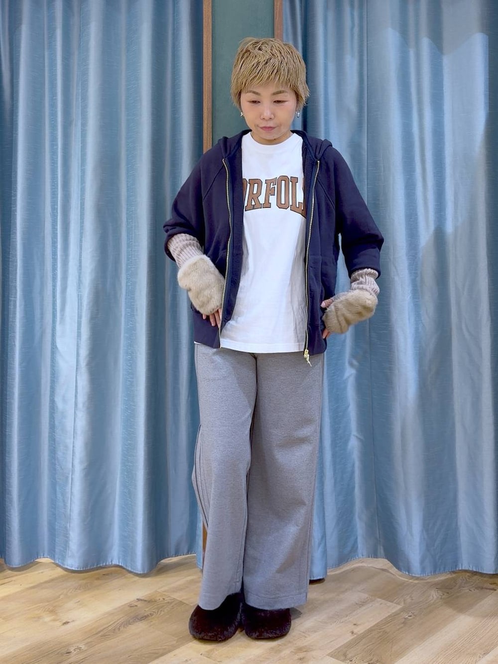 ブラウン系のその他シューズ、ホワイト系のTシャツ/カットソー、グレー系のその他パンツを着用したレディースの秋コーディネートの4枚目の写真