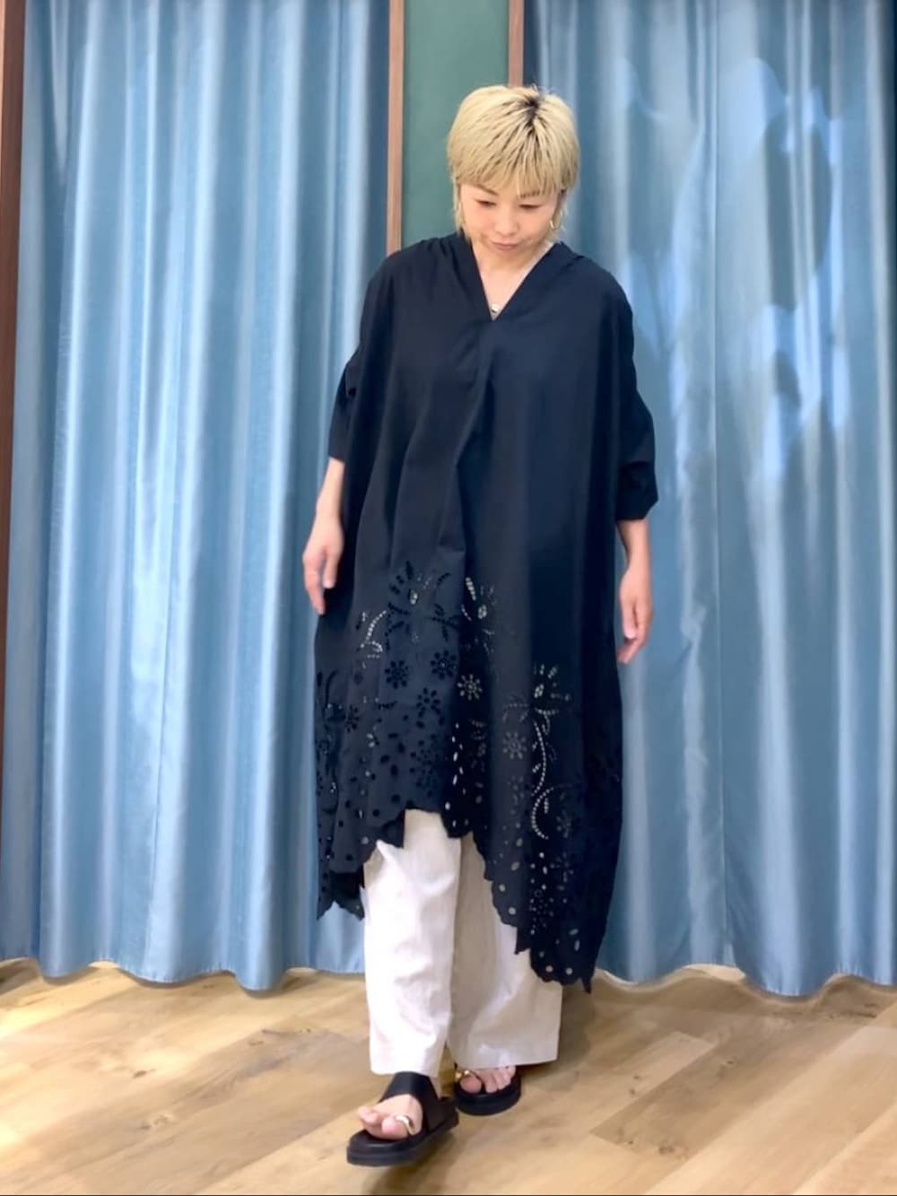 ベージュ系のその他パンツ、ブラック系のサンダル、ブラック系のワンピースを着用したレディースの夏コーディネートの5枚目の写真