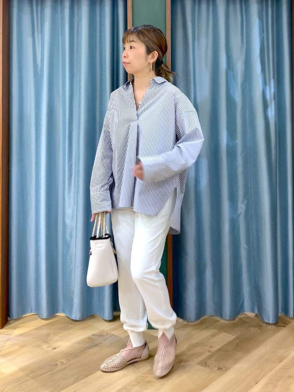 ブルー系のシャツ/ブラウス、ベージュ系のスリッポン、ホワイト系のその他パンツを着用したレディースの春コーディネートの3枚目の写真