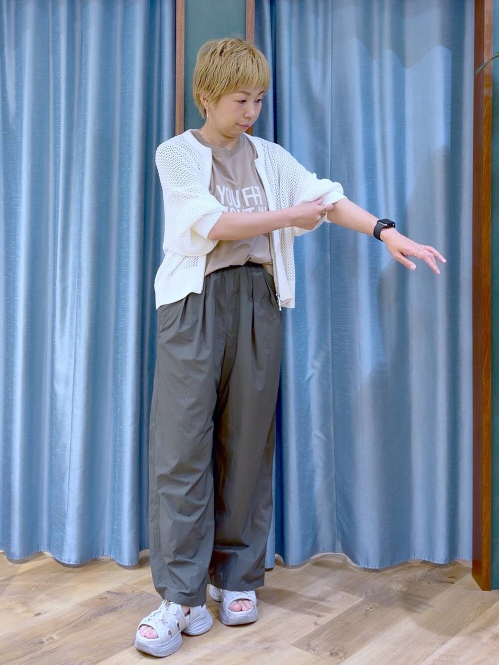 グリーン系のその他パンツ、グレー系のサンダル、ホワイト系のカーディガン/ボレロを着用したレディースの夏コーディネートの5枚目の写真