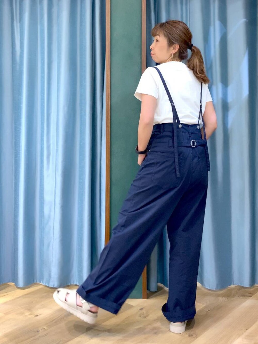 ホワイト系のTシャツ/カットソー、ブルー系のその他パンツ、ベージュ系のサンダルを着用したレディースの春コーディネートの6枚目の写真