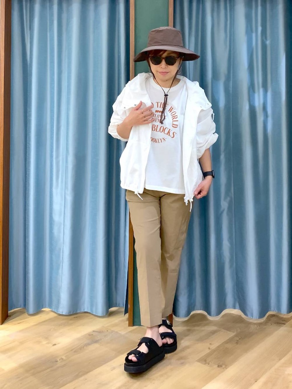 ベージュ系のその他パンツ、ホワイト系のTシャツ/カットソー、ホワイト系のブルゾンを着用したレディースの春コーディネートの3枚目の写真