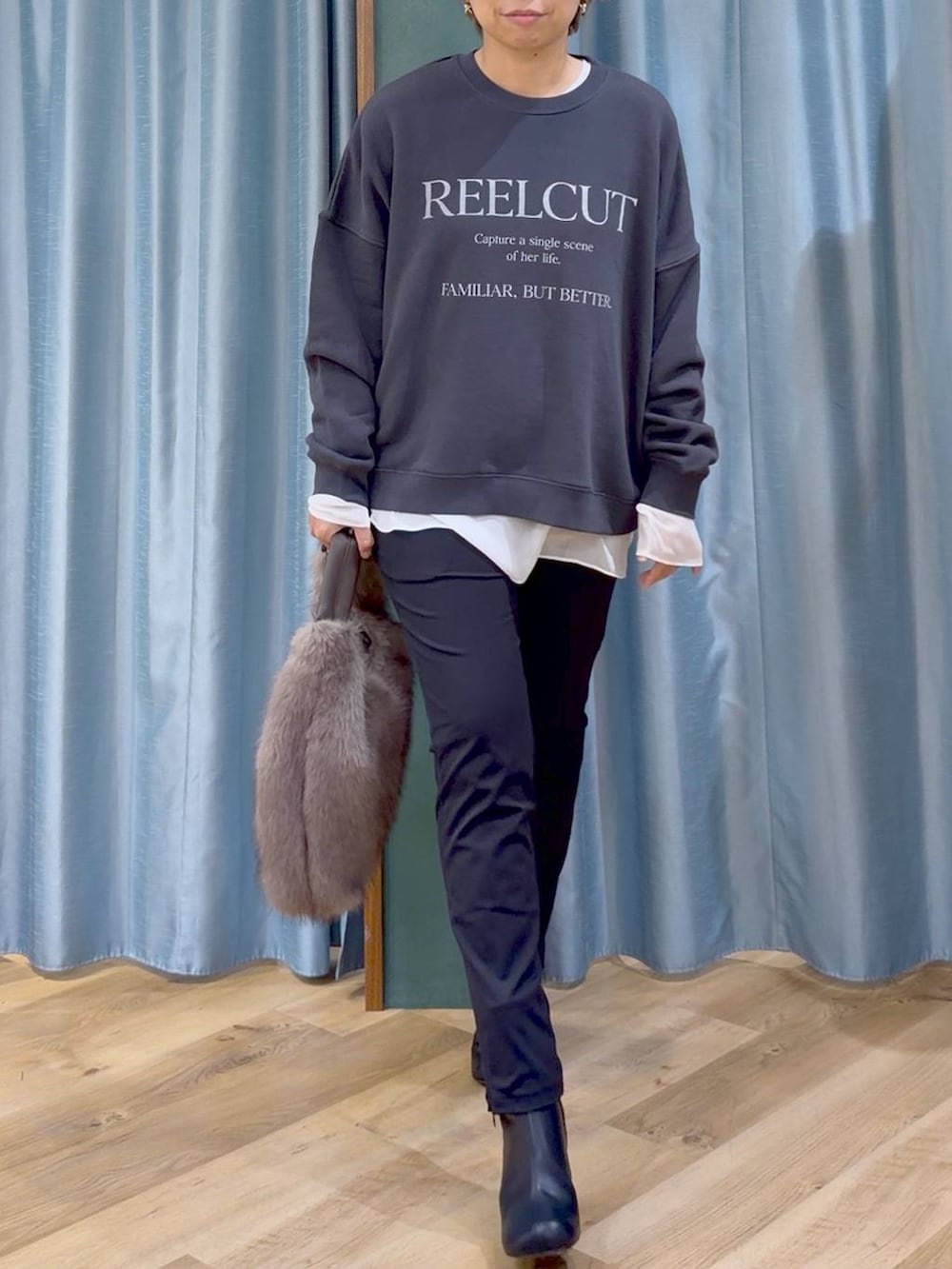 ブラック系のその他パンツ、グレー系のスウェット、ブラック系のブーツを着用したレディースの秋コーディネートの10枚目の写真