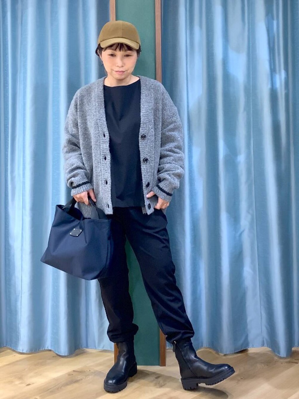 ブラック系のブーツ、ブルー系のトートバッグ、ブラック系のシャツ/ブラウスを着用したレディースの秋コーディネートの8枚目の写真