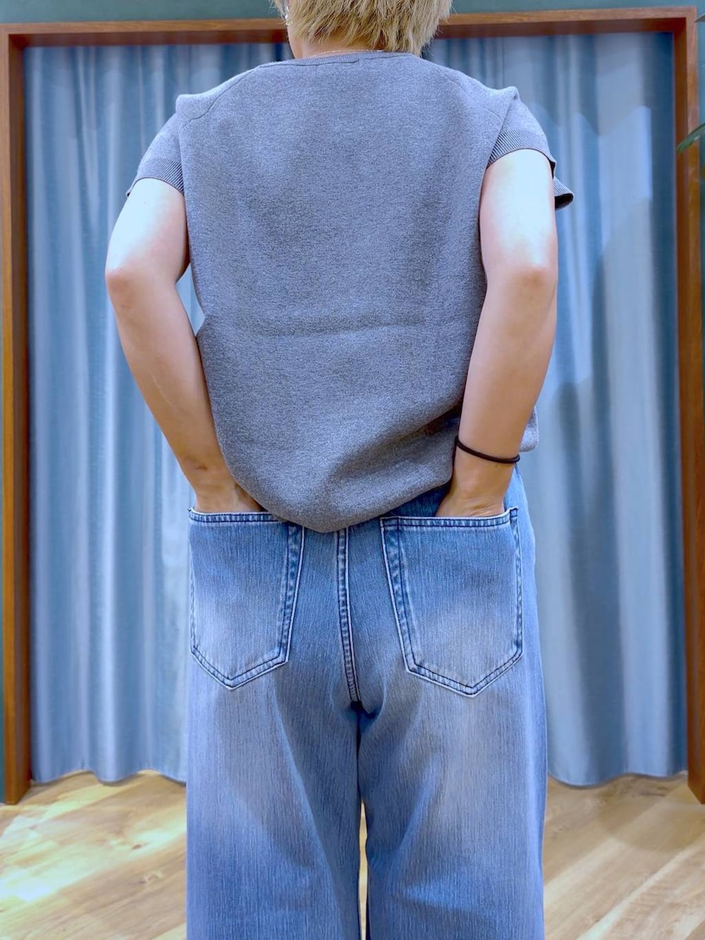 ブラック系のサンダル、ブルー系のシャツ/ブラウス、グレー系のニット/セーターを着用したレディースの夏コーディネートの7枚目の写真