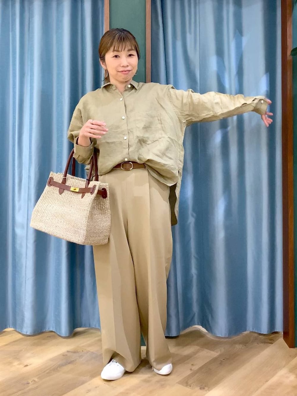 ベージュ系のシャツ/ブラウス、ブラウン系のスニーカー、ベージュ系のかごバッグを着用したレディースの春コーディネートの4枚目の写真