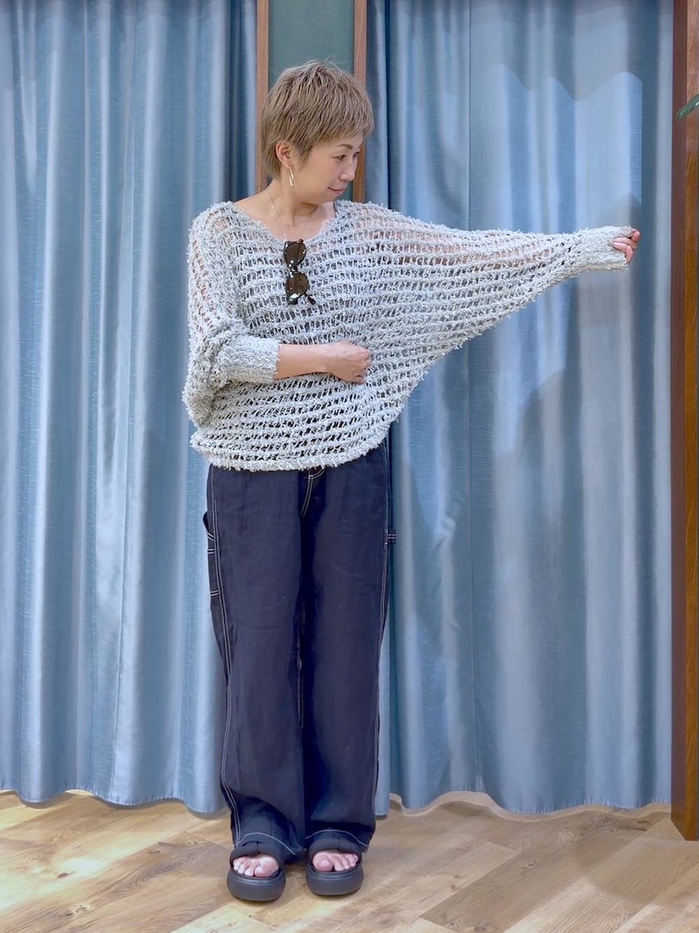 グレー系のタンクトップ、ブルー系のその他パンツ、ブラック系のサンダルを着用したレディースの夏コーディネートの5枚目の写真
