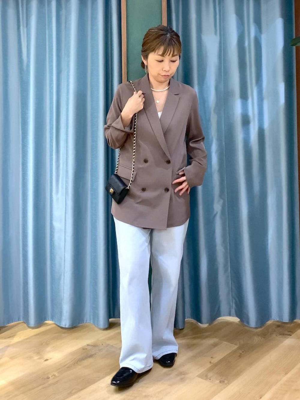 ホワイト系のその他トップス、ブルー系のデニムパンツ、グリーン系のテーラードジャケットを着用したレディースの冬コーディネートの2枚目の写真