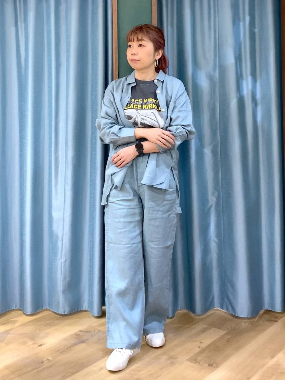 グリーン系のシャツ/ブラウス、グリーン系のその他パンツ、グレー系のTシャツ/カットソーを着用したレディースの春コーディネートの2枚目の写真