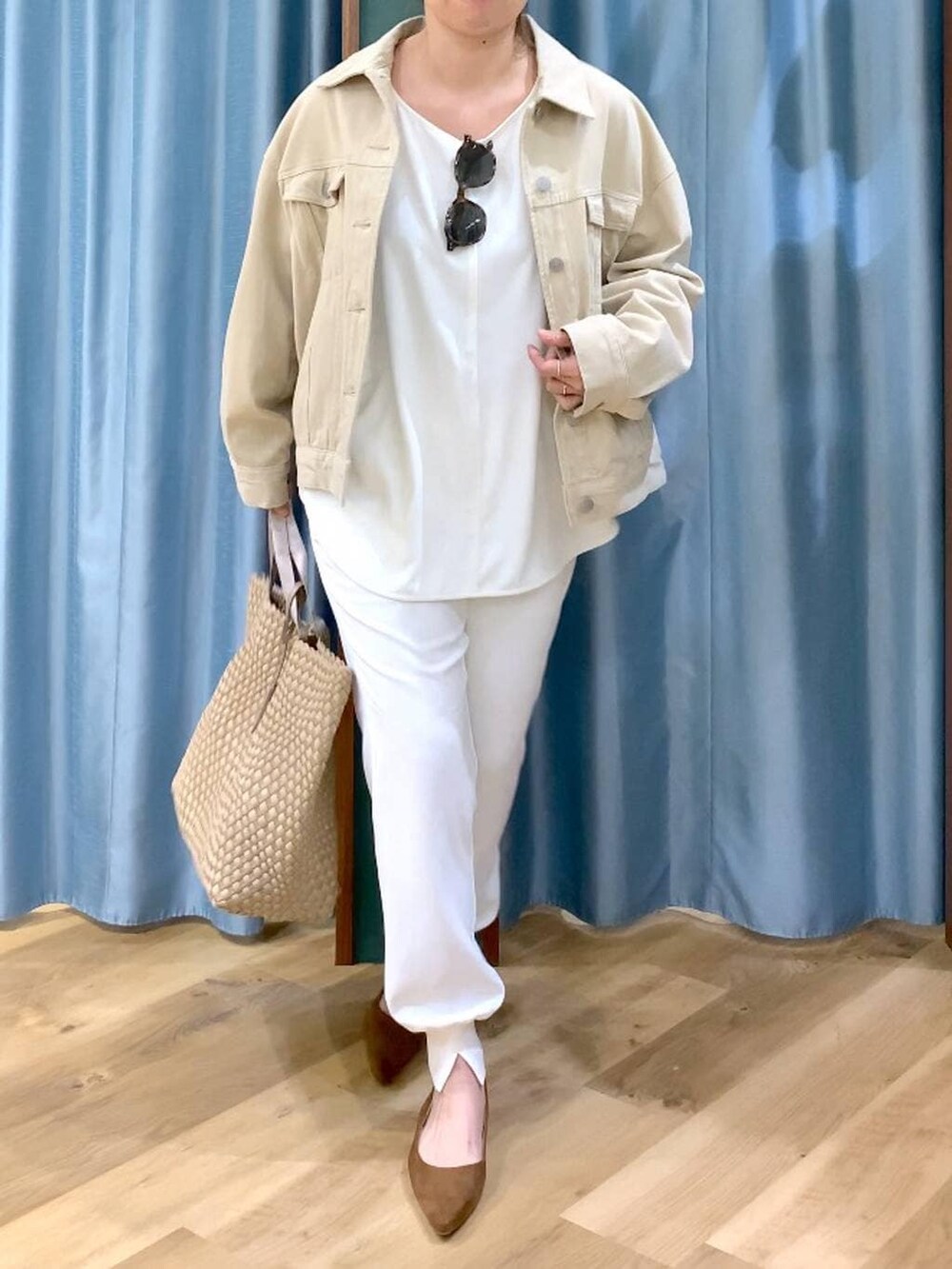 ベージュ系のデニムジャケット、ホワイト系のTシャツ/カットソー、ベージュ系のトートバッグを着用したレディースの冬コーディネートの7枚目の写真