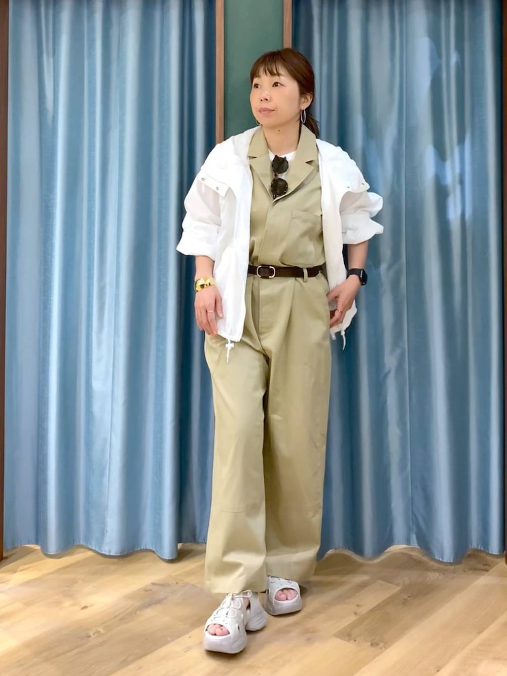 ホワイト系のTシャツ/カットソー、ホワイト系のブルゾン、グレー系のサンダルを着用したレディースの春コーディネートの2枚目の写真