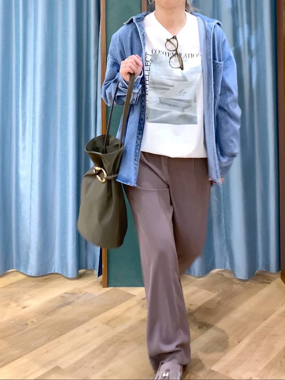 グリーン系のスラックス、ブルー系のシャツ/ブラウス、グレー系のローファーを着用したレディースの春コーディネートの8枚目の写真