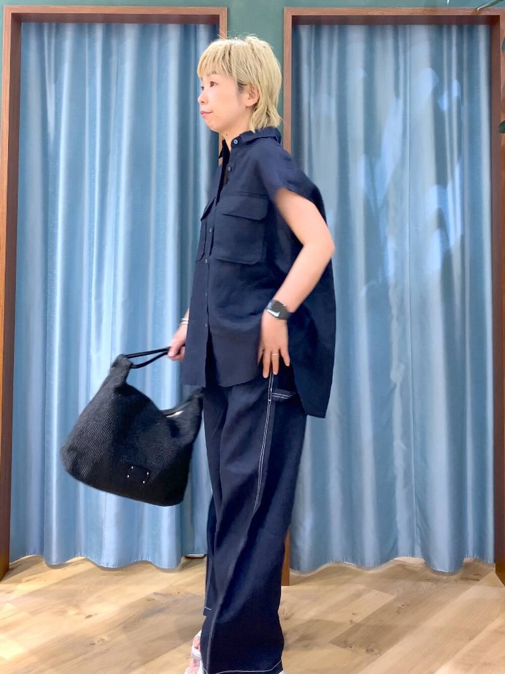 ブルー系のその他パンツ、グレー系のサンダル、ブルー系のシャツ/ブラウスを着用したレディースの夏コーディネートの4枚目の写真