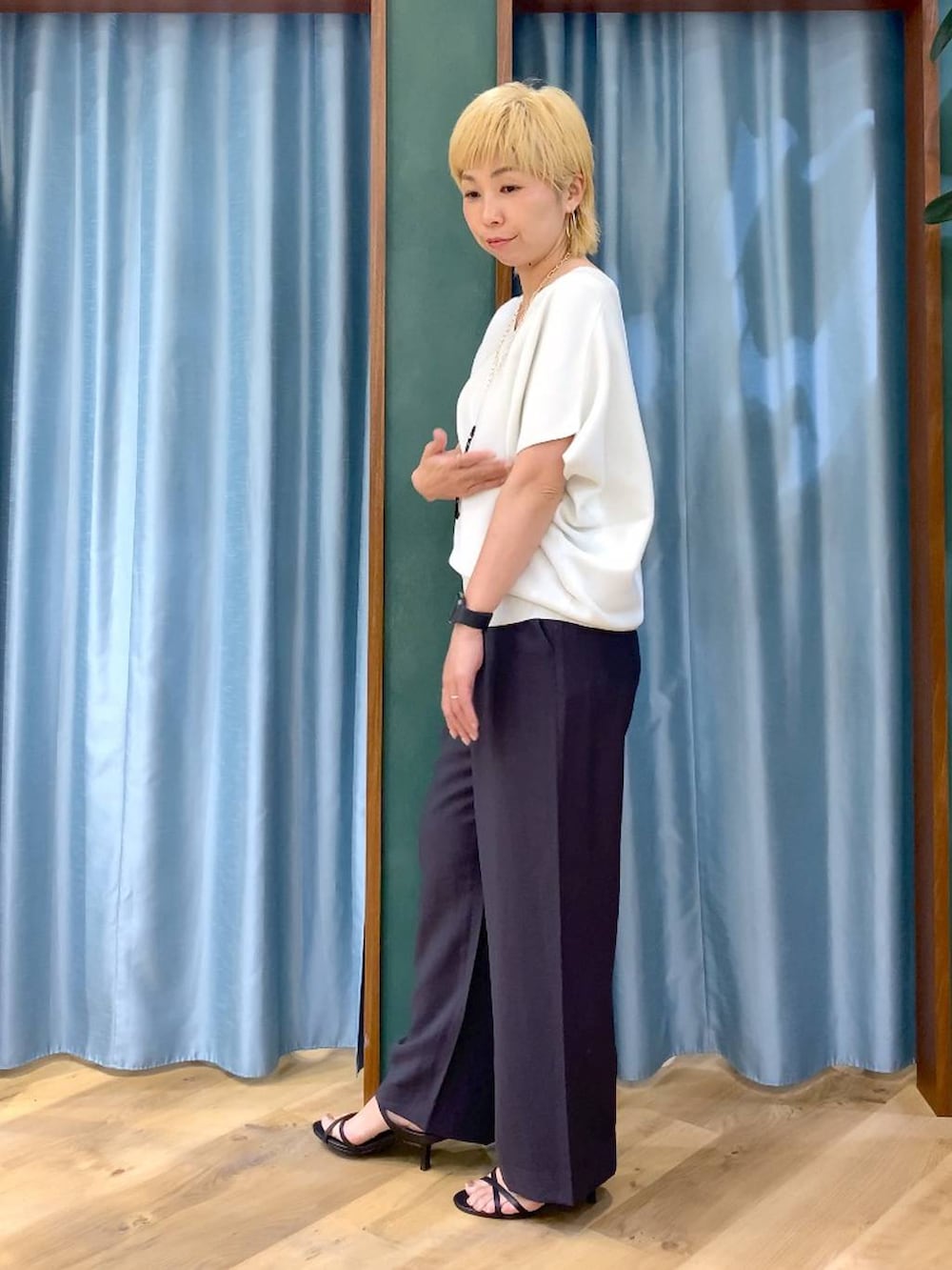 ホワイト系のトートバッグ、ホワイト系のニット/セーター、グレー系のその他パンツを着用したレディースの春コーディネートの4枚目の写真