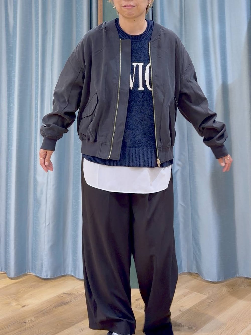 ブラック系のその他シューズ、ブルー系のニット/セーター、ホワイト系のTシャツ/カットソーを着用したレディースの秋コーディネートの7枚目の写真