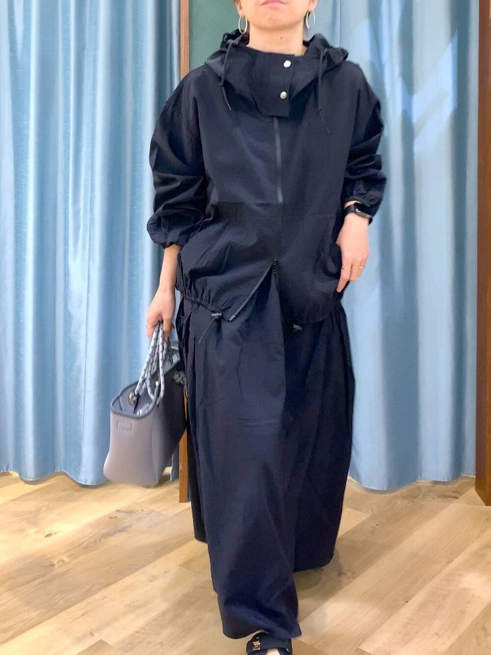 ホワイト系のTシャツ/カットソー、ブラック系のスカート、ブラック系のブルゾンを着用したレディースの春コーディネートの6枚目の写真