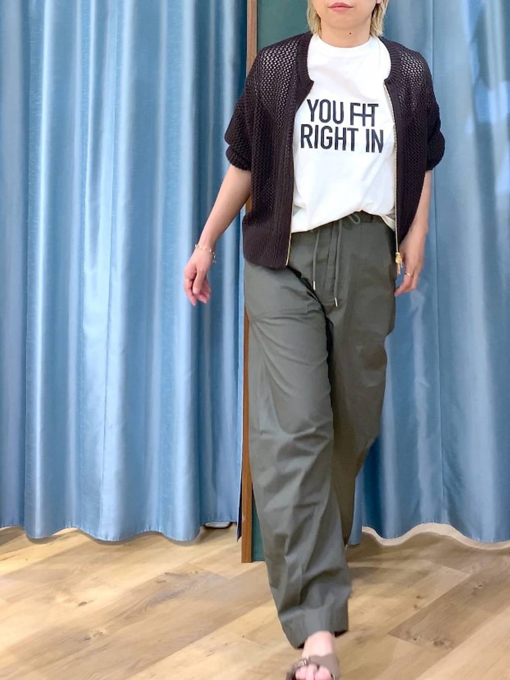 ブラウン系のカーディガン/ボレロ、ホワイト系のTシャツ/カットソー、グリーン系のカーゴパンツを着用したレディースの夏コーディネートの5枚目の写真