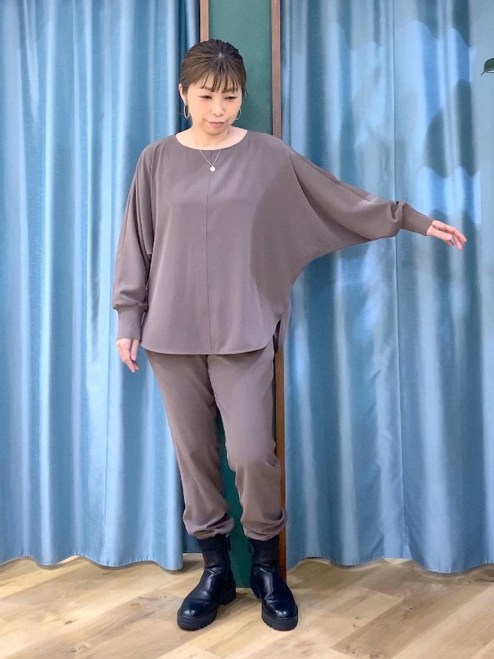 ブラック系のブーツ、グリーン系のTシャツ/カットソー、グリーン系のその他パンツを着用したレディースの冬コーディネートの3枚目の写真