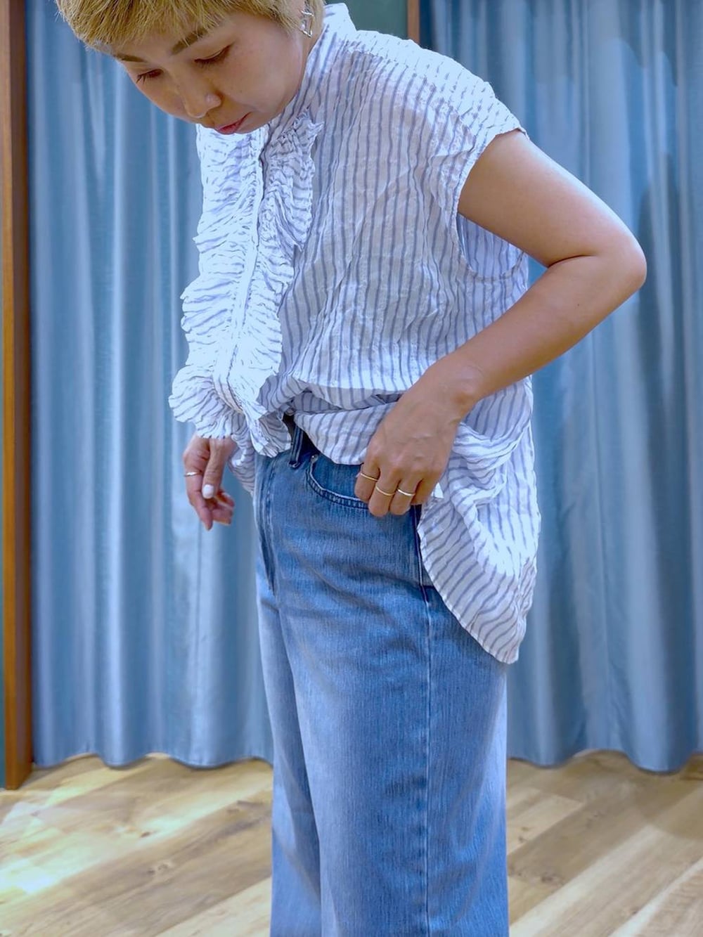 ブラック系のサンダル、ブルー系のシャツ/ブラウス、ブルー系のデニムパンツを着用したレディースの夏コーディネートの6枚目の写真