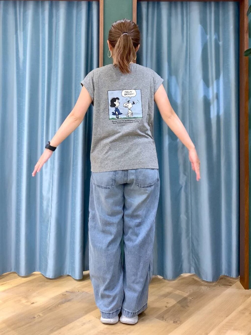 ブルー系のデニムパンツ、ベージュ系のブルゾン、グレー系のTシャツ/カットソーを着用したレディースの春コーディネートの6枚目の写真