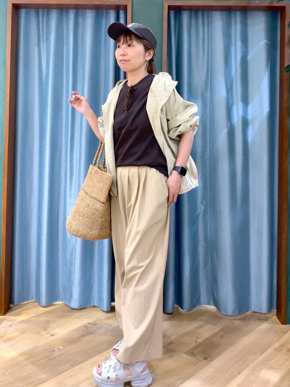 ブラウン系のTシャツ/カットソー、ベージュ系のブルゾン、ベージュ系のその他パンツを着用したレディースの春コーディネートの6枚目の写真