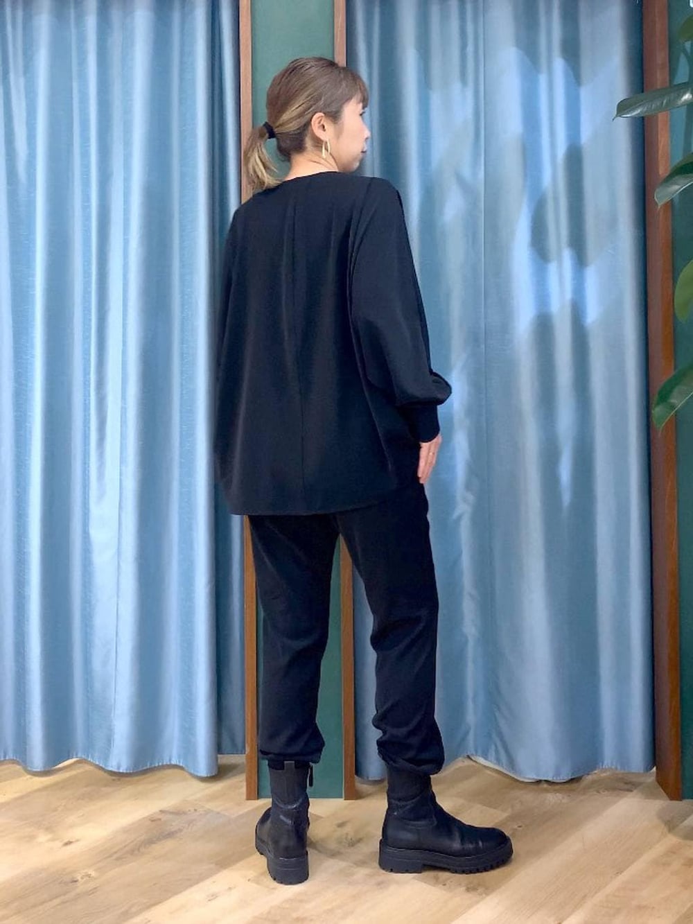 ブラック系のブーツ、ブラック系のTシャツ/カットソー、ブラック系のその他パンツを着用したレディースの冬コーディネートの5枚目の写真