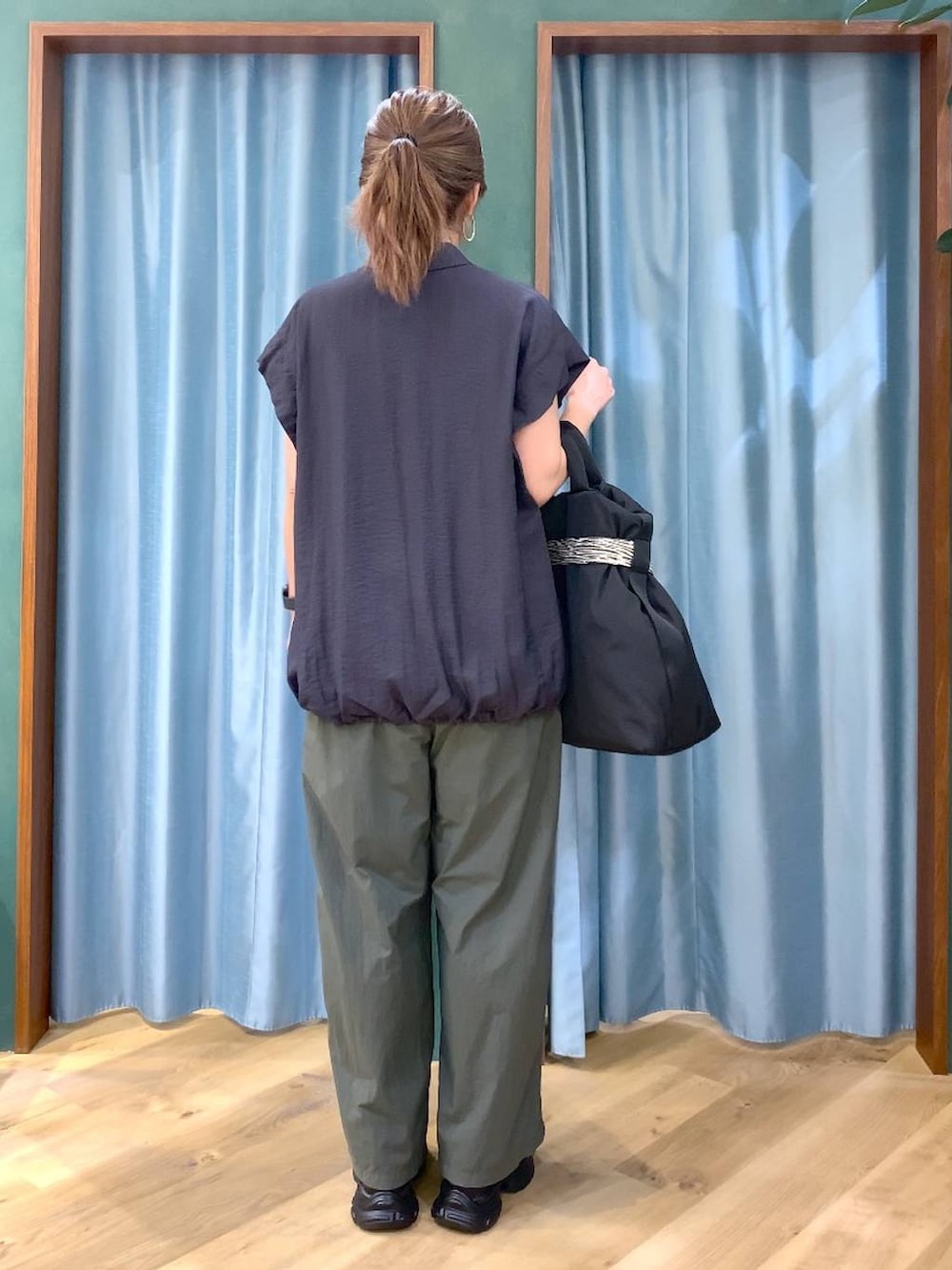 グリーン系のその他パンツ、ブラック系のトートバッグ、グレー系のシャツ/ブラウスを着用したレディースの春コーディネートの9枚目の写真
