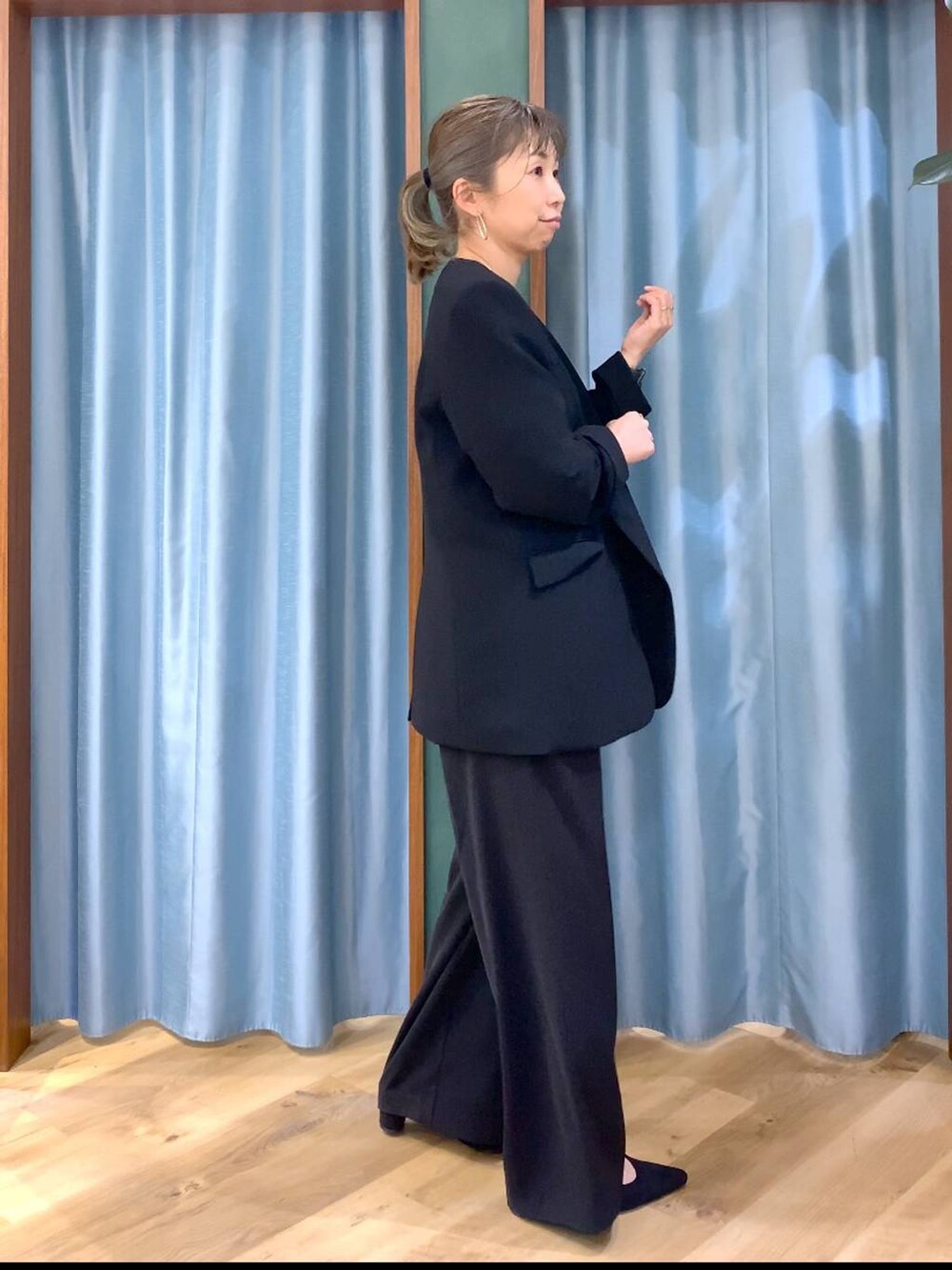 ブラック系のパンプス、ブラック系のつなぎ/オールインワン、ブラック系のノーカラージャケットを着用したレディースの冬コーディネートの4枚目の写真