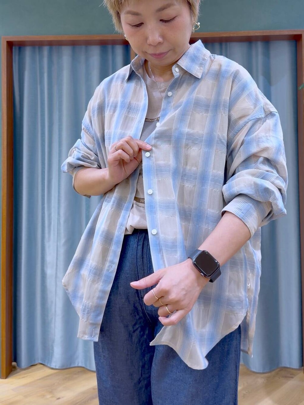ベージュ系のTシャツ/カットソー、グレー系のサンダル、ブルー系のシャツ/ブラウスを着用したレディースの夏コーディネートの5枚目の写真