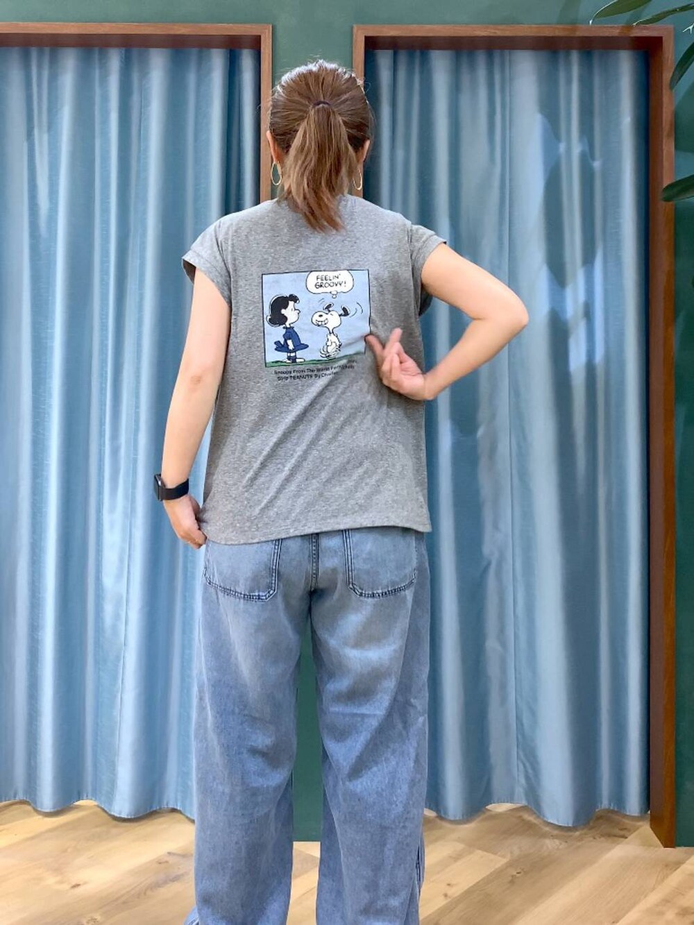 ブルー系のデニムパンツ、ベージュ系のブルゾン、グレー系のTシャツ/カットソーを着用したレディースの春コーディネートの4枚目の写真