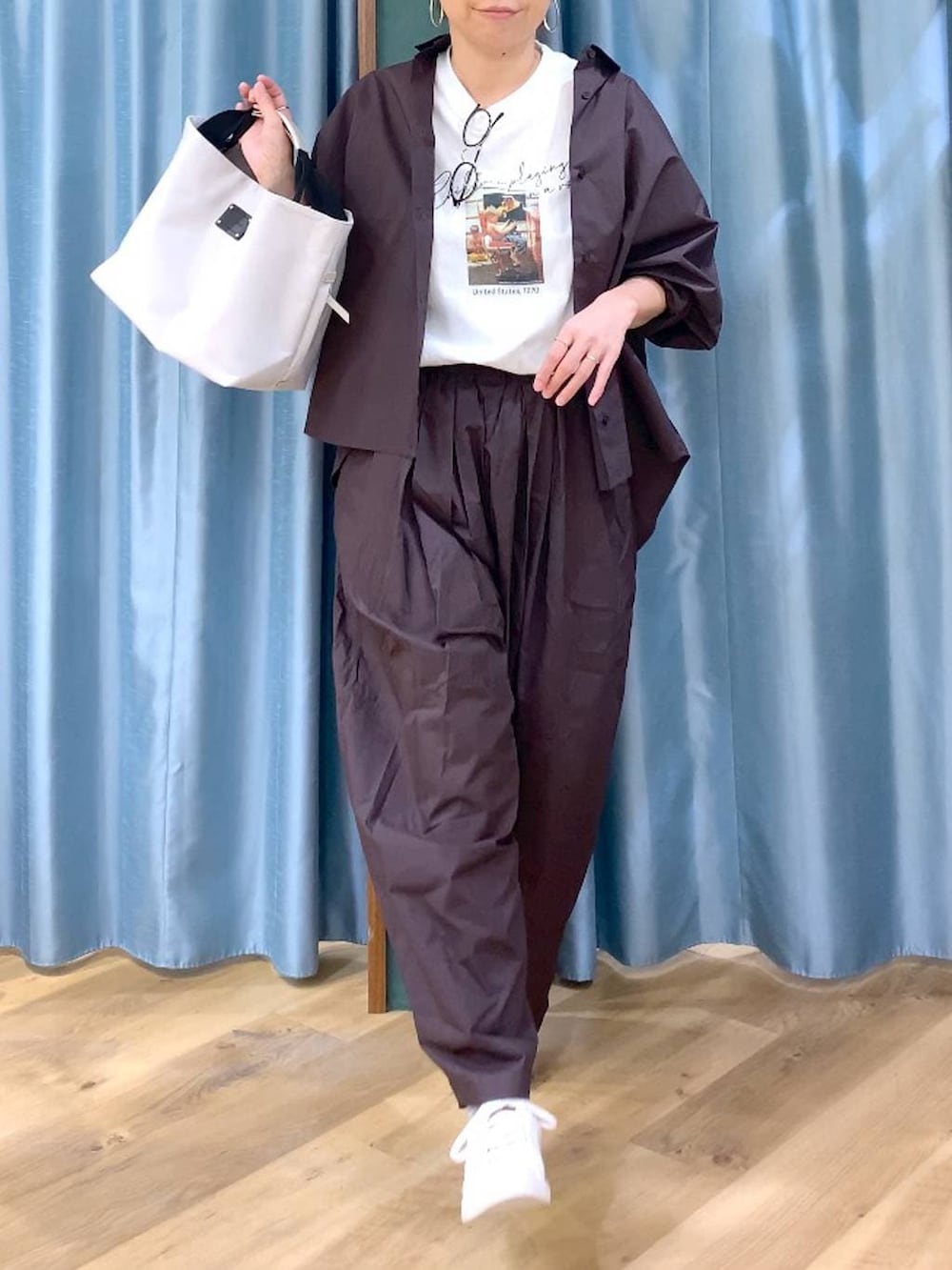 ブラウン系のその他パンツ、ブラウン系のスニーカー、ホワイト系のトートバッグを着用したレディースの春コーディネートの6枚目の写真