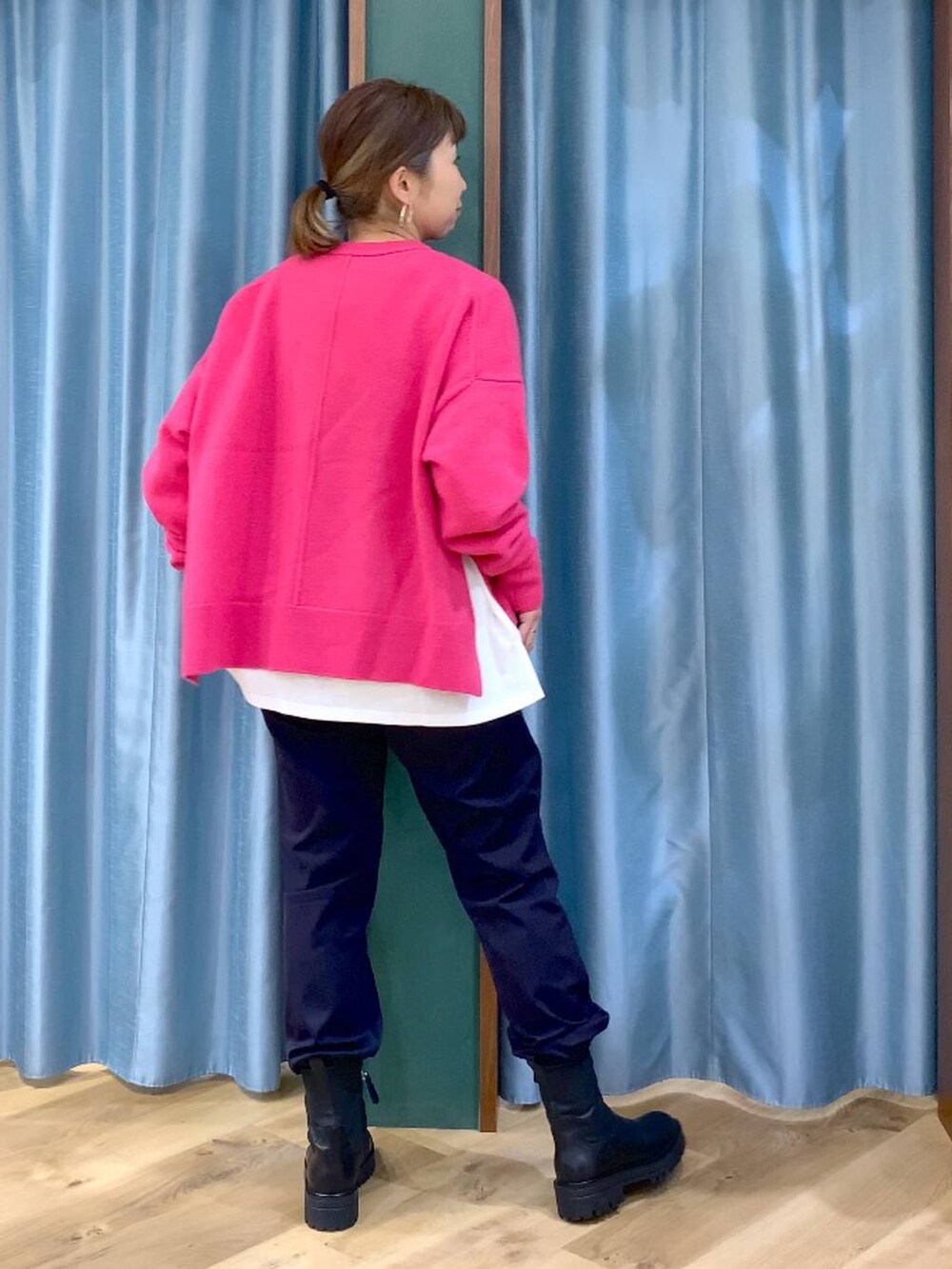 ブラック系のブーツ、ブルー系のその他パンツ、ピンク系のニット/セーターを着用したレディースの冬コーディネートの6枚目の写真