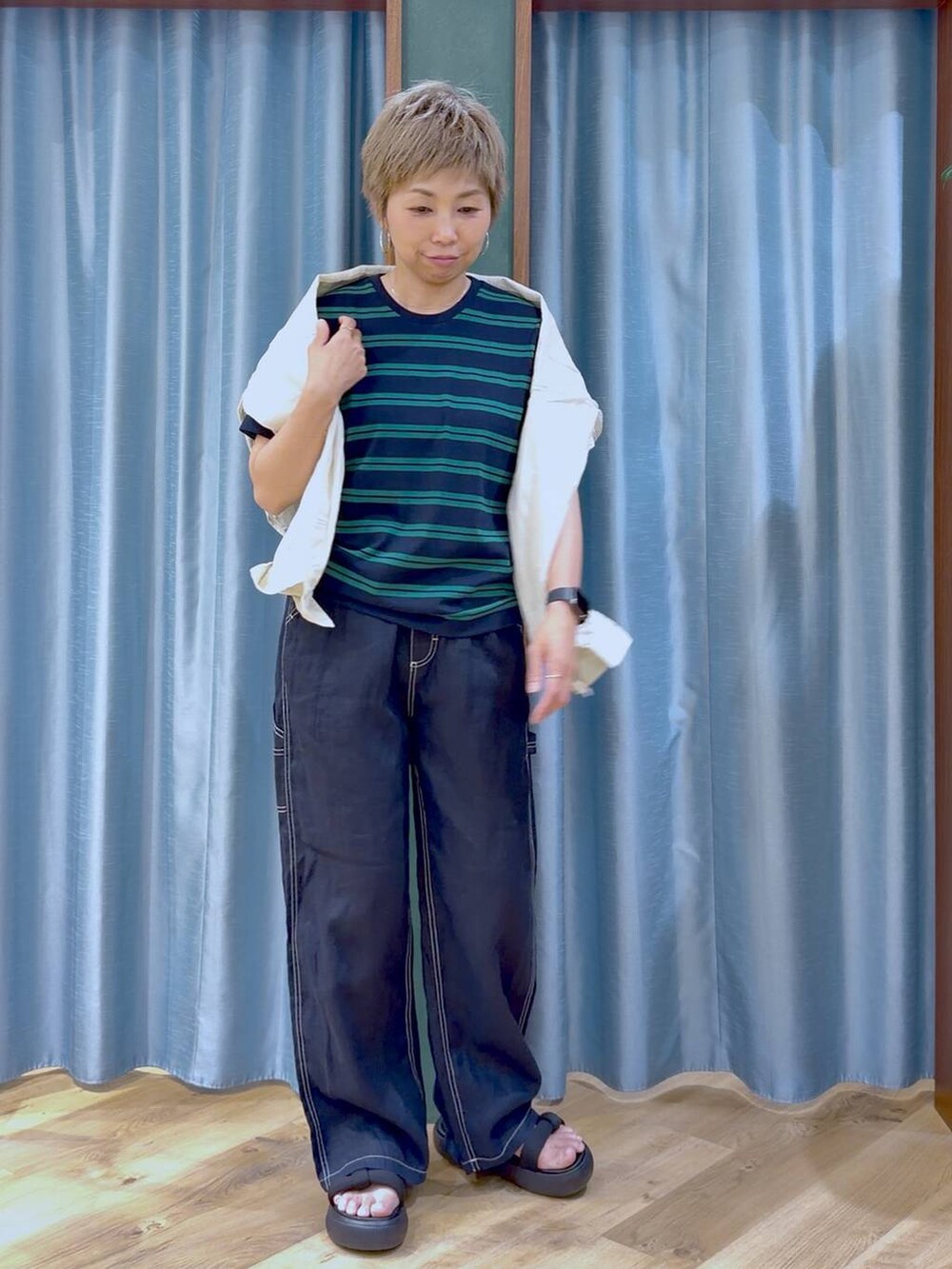 ブルー系のその他パンツ、ベージュ系のシャツ/ブラウス、ブラック系のサンダルを着用したレディースの夏コーディネートの6枚目の写真