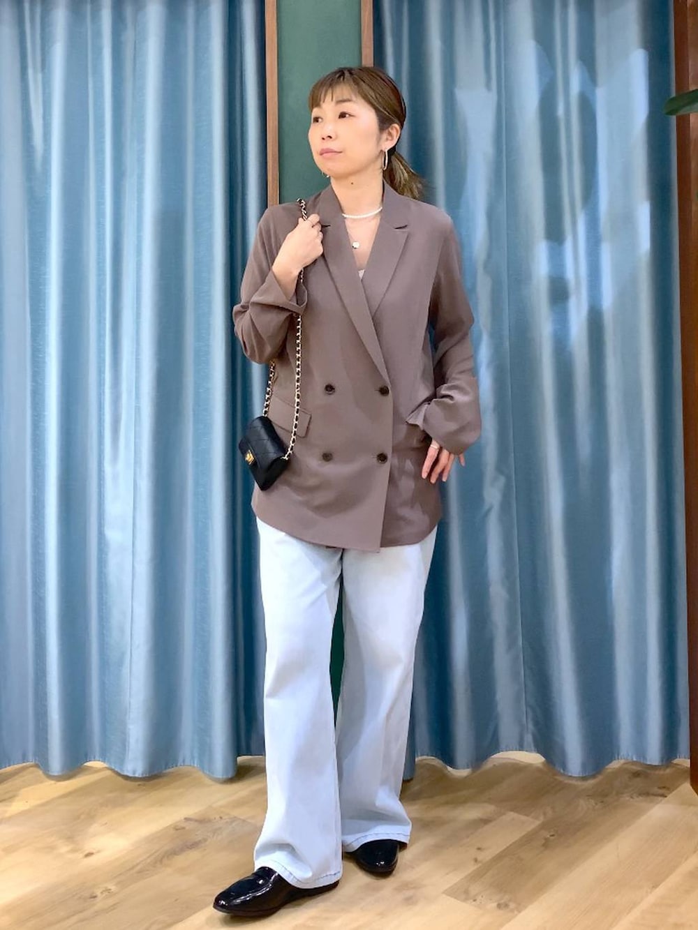 ホワイト系のその他トップス、ブルー系のデニムパンツ、グリーン系のテーラードジャケットを着用したレディースの冬コーディネートの4枚目の写真