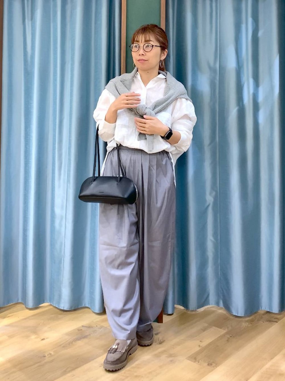 グレー系のローファー、グレー系のカーディガン/ボレロ、グレー系のその他パンツを着用したレディースの春コーディネートの2枚目の写真