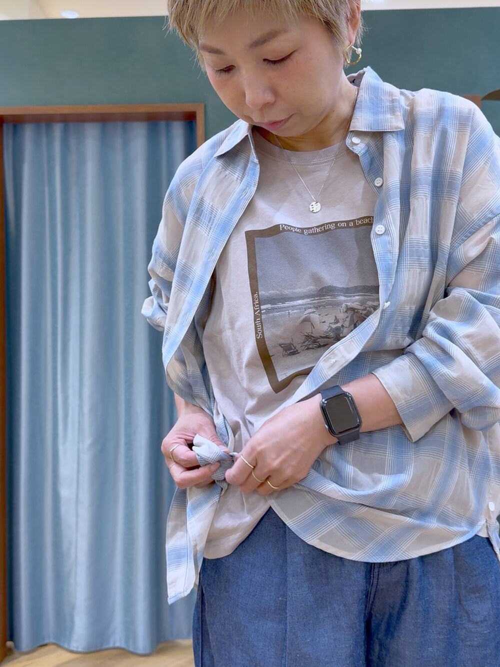 ベージュ系のTシャツ/カットソー、グレー系のサンダル、ブルー系のシャツ/ブラウスを着用したレディースの夏コーディネートの6枚目の写真