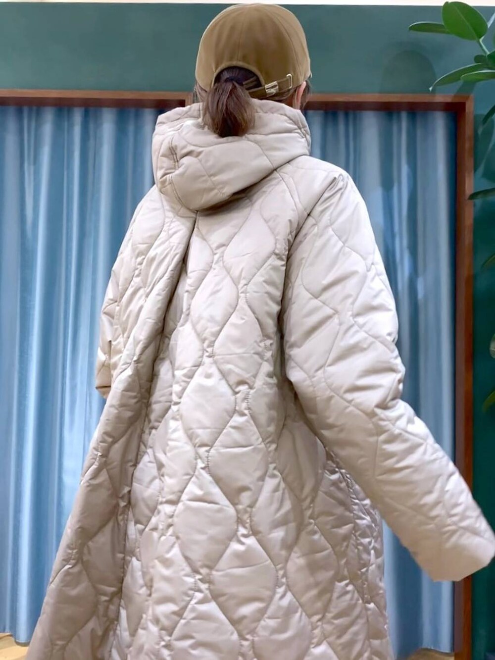 ホワイト系のシャツ/ブラウス、ベージュ系のブルゾン、ブルー系のニット/セーターを着用したレディースの冬コーディネートの6枚目の写真