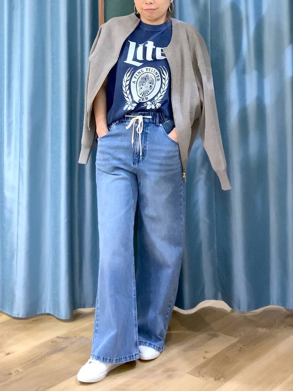 グレー系のカーディガン/ボレロ、ブルー系のデニムパンツ、ブルー系のTシャツ/カットソーを着用したレディースの冬コーディネートの7枚目の写真