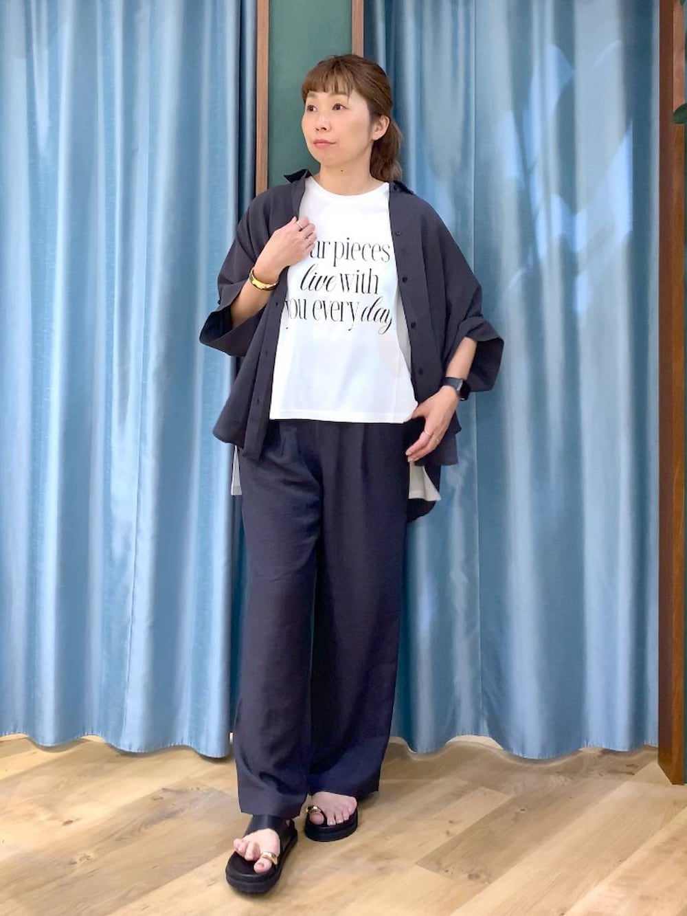 グレー系のシャツ/ブラウス、グレー系のその他パンツ、ホワイト系のTシャツ/カットソーを着用したレディースの春コーディネートの3枚目の写真