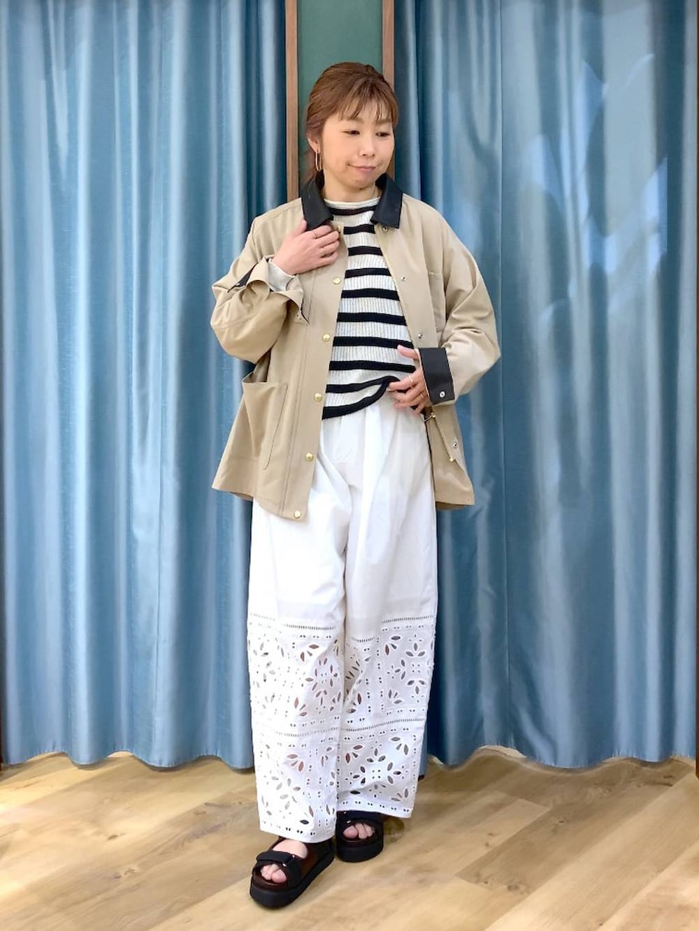 ベージュ系のカバーオール、ベージュ系のニット/セーター、ホワイト系のその他パンツを着用したレディースの春コーディネートの2枚目の写真