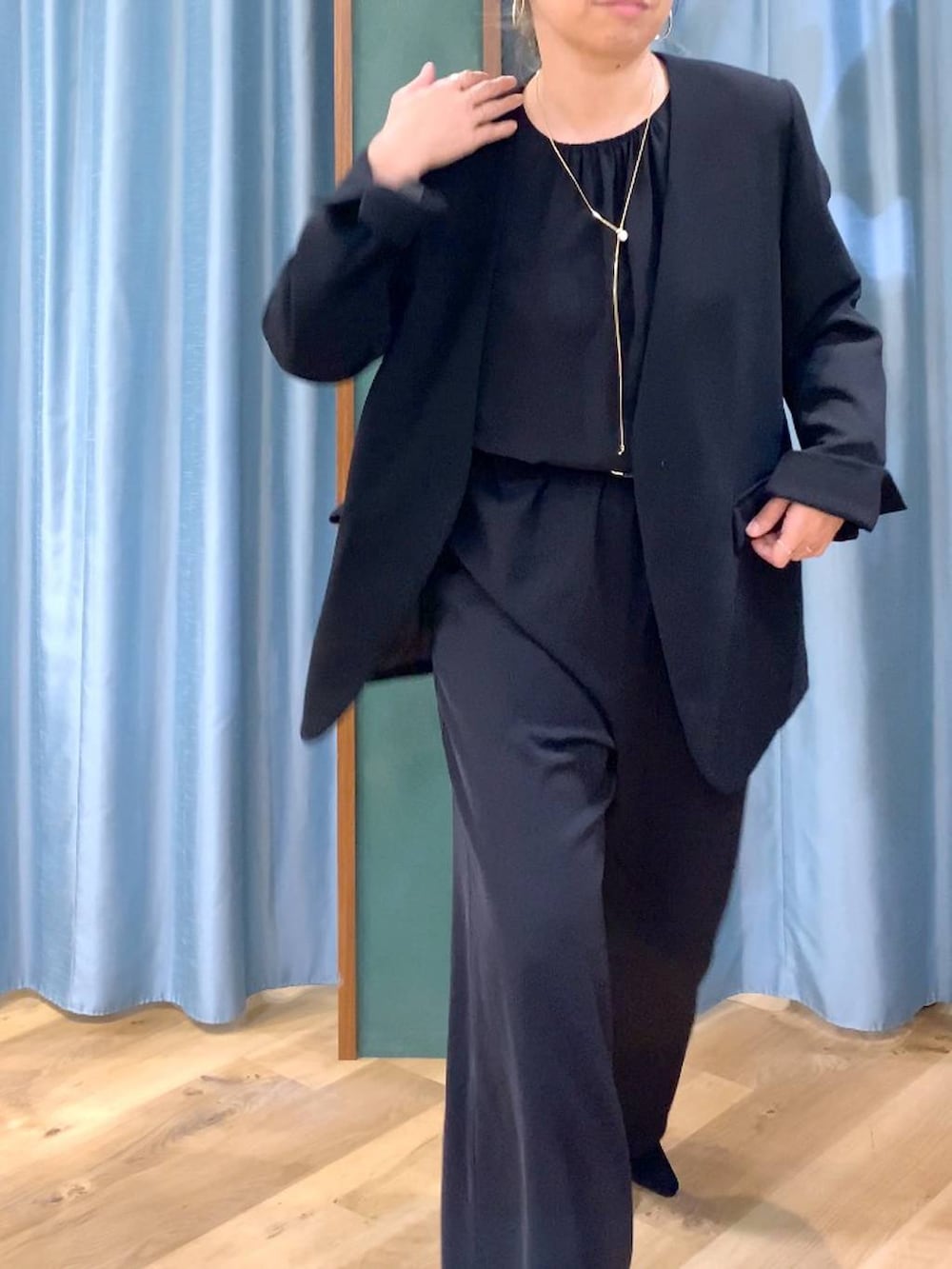 ブラック系のパンプス、ブラック系のつなぎ/オールインワン、ブラック系のノーカラージャケットを着用したレディースの冬コーディネートの8枚目の写真