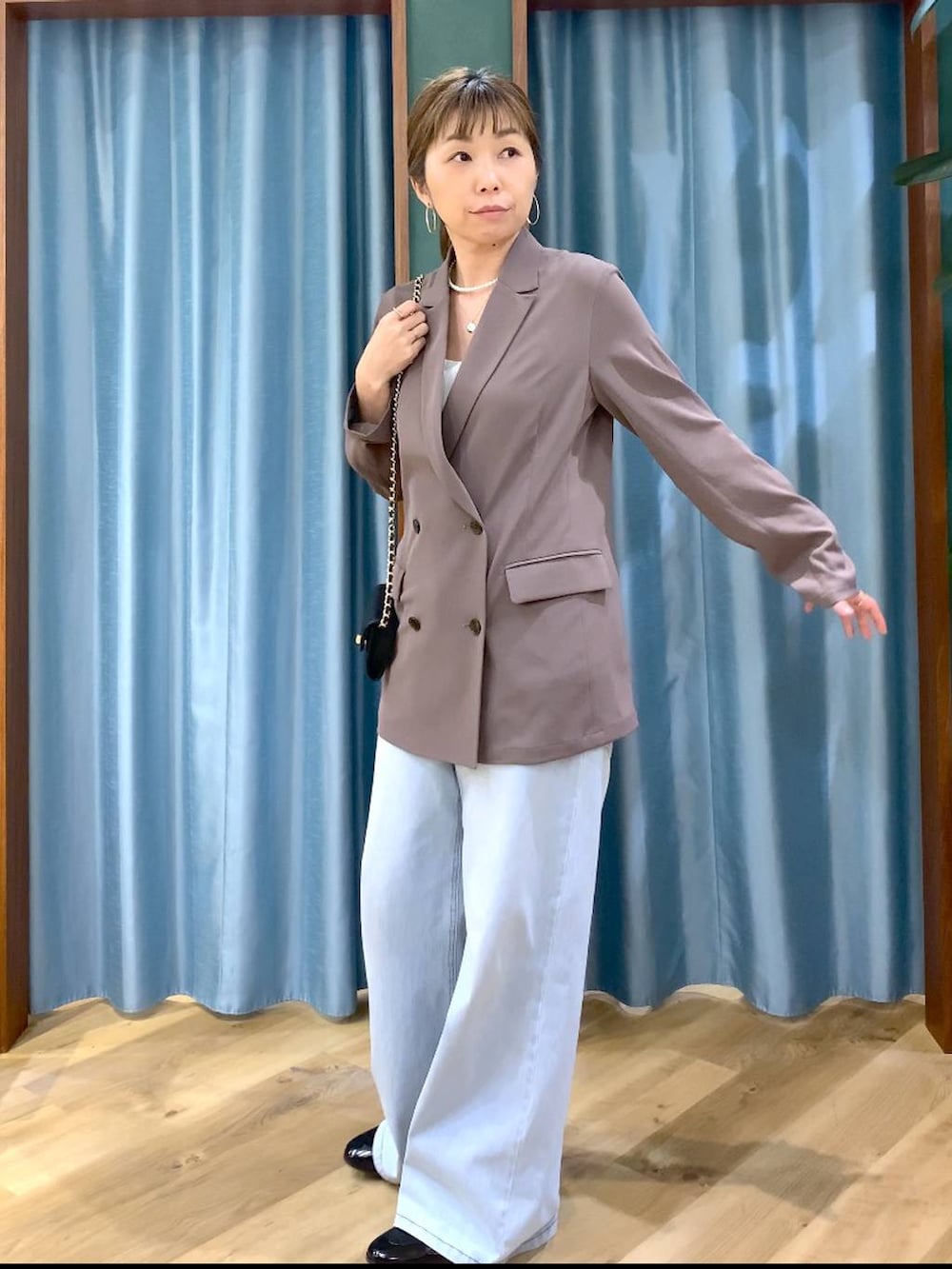 ホワイト系のその他トップス、ブルー系のデニムパンツ、グリーン系のテーラードジャケットを着用したレディースの冬コーディネートの8枚目の写真