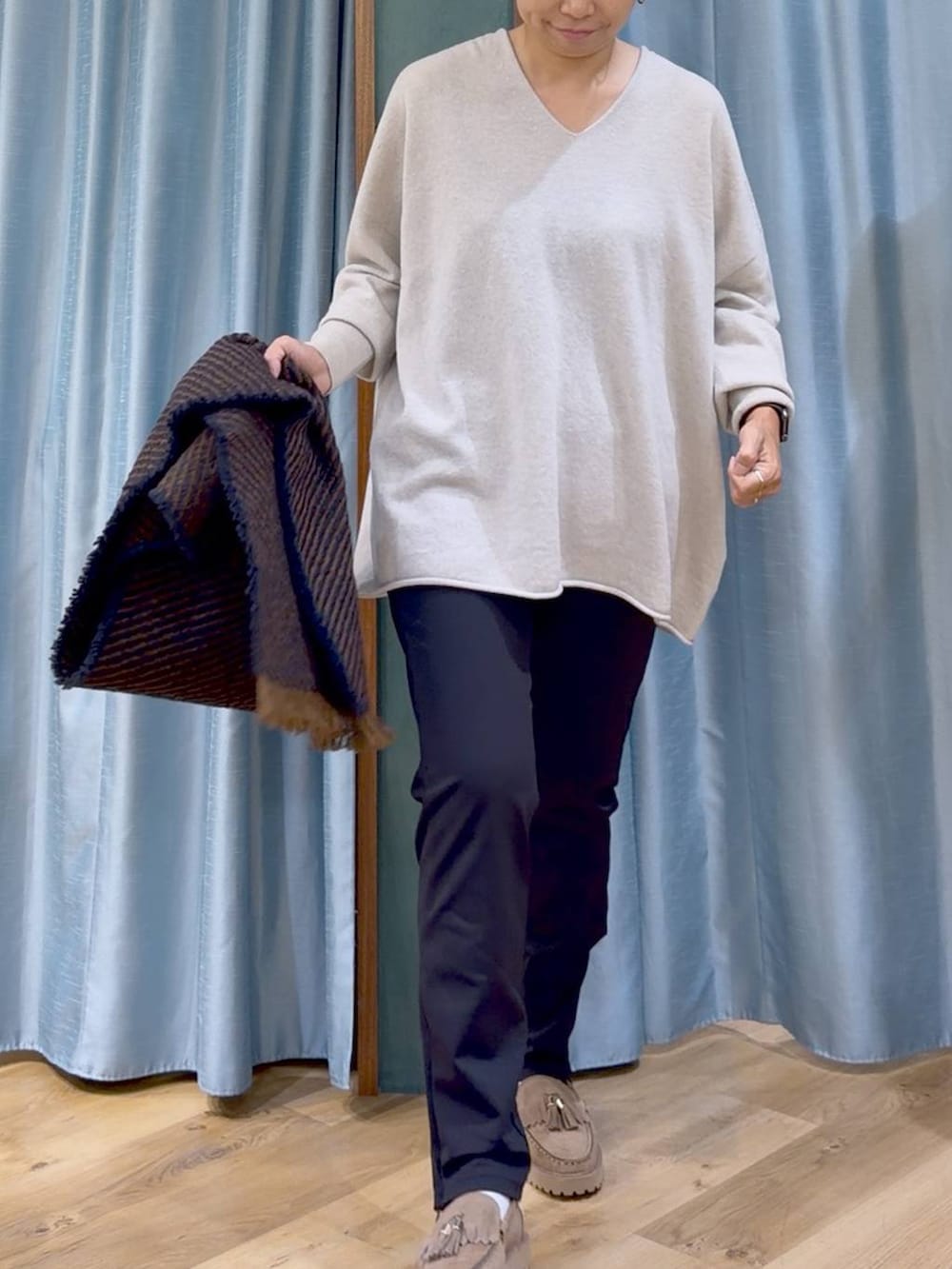 ブラック系のその他パンツ、ベージュ系のローファー、ベージュ系のニット/セーターを着用したレディースの秋コーディネートの8枚目の写真