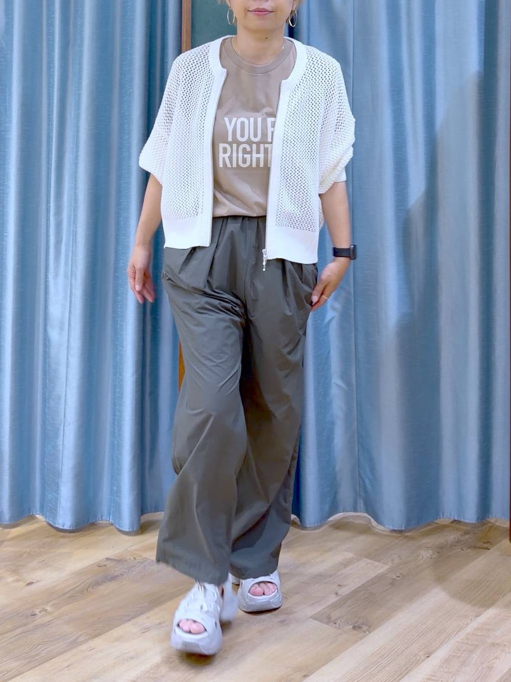 グリーン系のその他パンツ、グレー系のサンダル、ホワイト系のカーディガン/ボレロを着用したレディースの夏コーディネートの9枚目の写真
