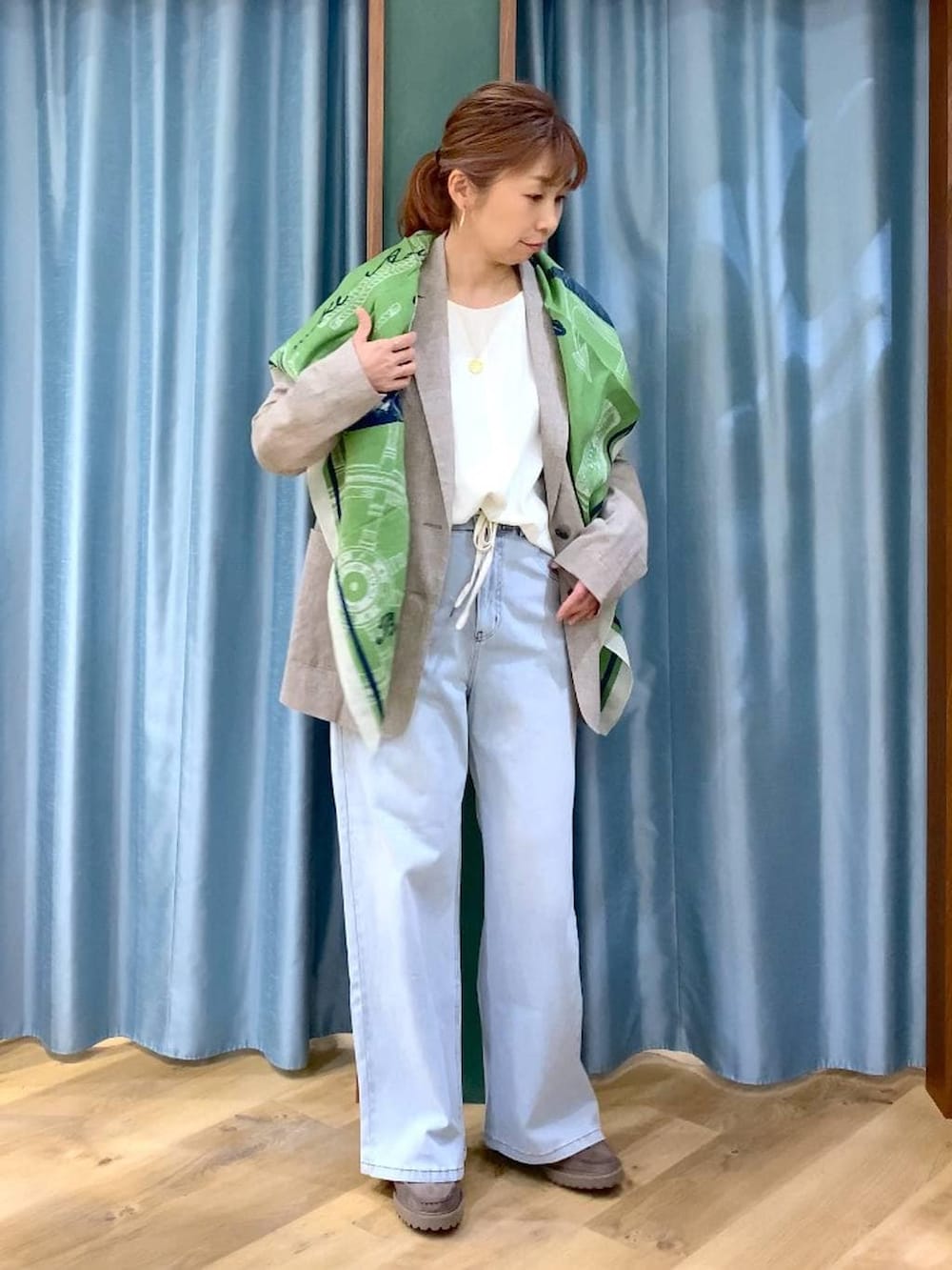 グレー系のローファー、ブルー系のデニムパンツ、ベージュ系のテーラードジャケットを着用したレディースの春コーディネートの5枚目の写真