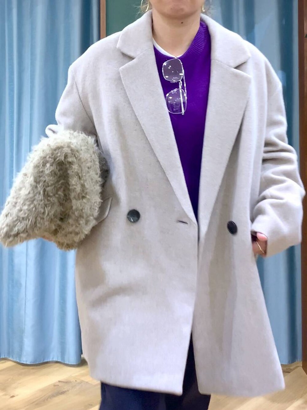 パープル系のニット/セーター、ベージュ系のピーコート、ベージュ系のハンドバッグを着用したレディースの秋コーディネートの7枚目の写真