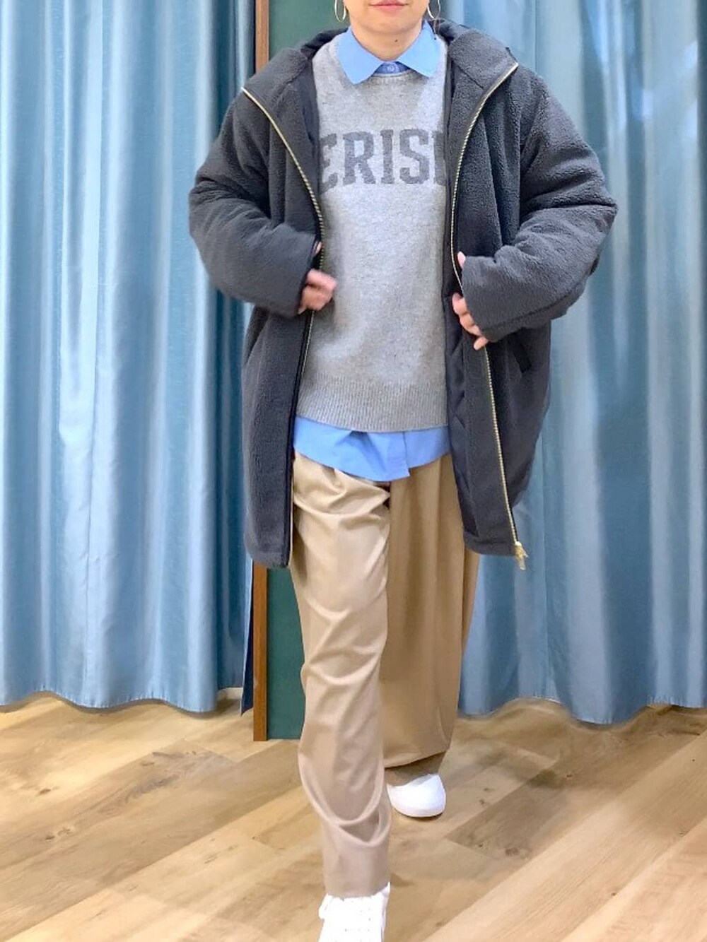 グレー系のニット/セーター、グレー系のその他アウター、ベージュ系のその他パンツを着用したレディースの冬コーディネートの4枚目の写真